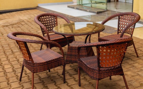 Grass Table with Stylish Outdoor Chairs