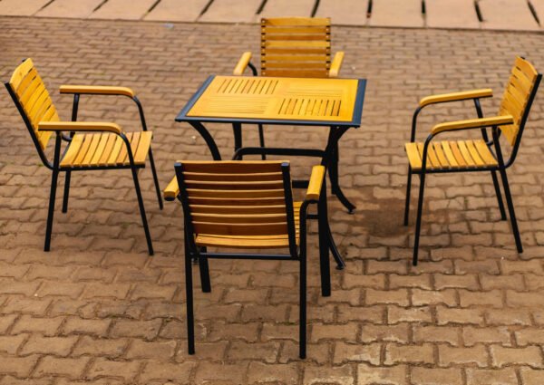Grass Table with Stylish Outdoor Chairs